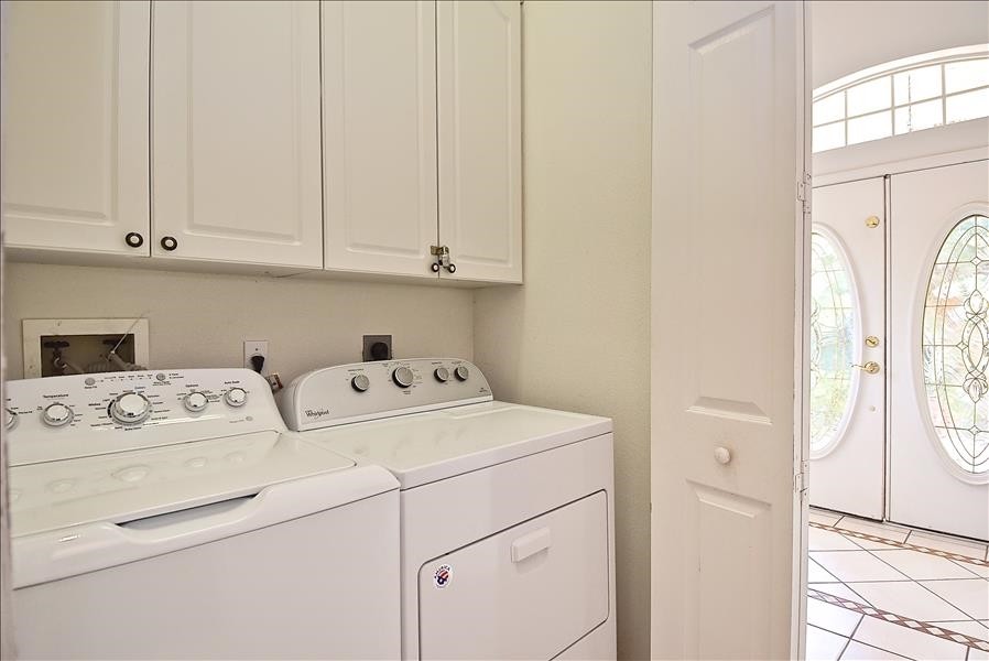 Full size washer & dryer in laundry room